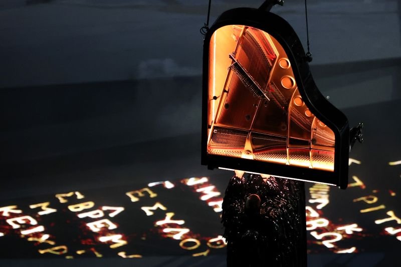 Pianist Alain Roche performs Fauré’s "Hymne à Apollon"on suspended piano at Olympics Closing Ceremony. 
Credit: Comité d'organisation des Jeux Olympiques et Paralympiques de 2024 via Linkedin