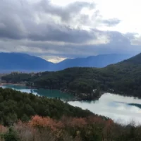 Elevated autumn view of Lake Doxa in Feneos, mountainous Corinthia, photographed during an Xpat.gr day trip.