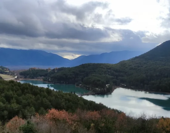Elevated autumn view of Lake Doxa in Feneos, mountainous Corinthia, photographed during an Xpat.gr day trip.