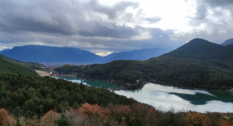 Elevated autumn view of Lake Doxa in Feneos, mountainous Corinthia, photographed during an Xpat.gr day trip.
